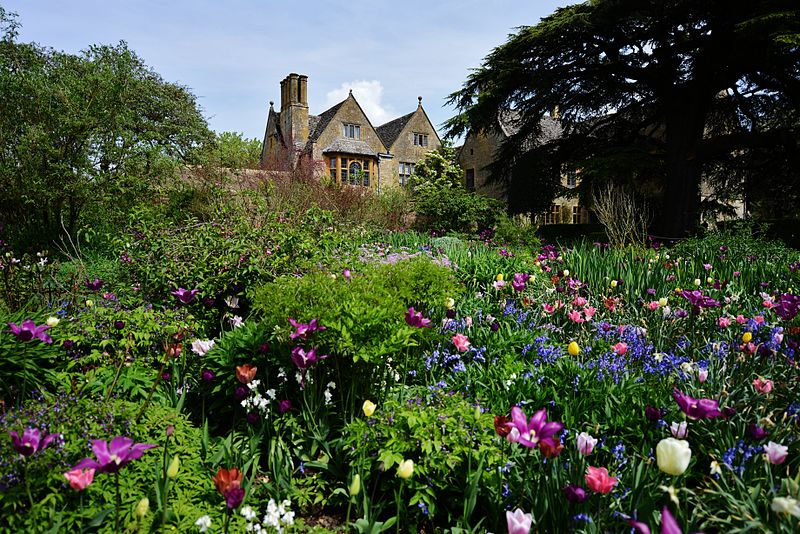 hidcote-manor-april-30-2014-photo-hartlepoolmarina2014-via-wikimedia-commons